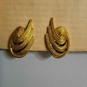 Vintage Monet Elegant Gold-tone Swirl clip-on Earrings